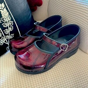 Dansko burgundy red patent clogs EUC